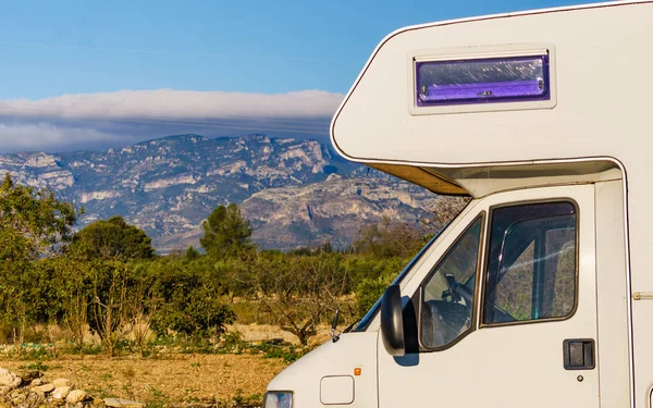 道端でのキャンパー車のキャンプ 背景にスペイン語の山の風景 — ストック写真