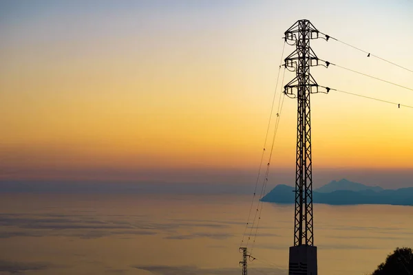 Pobřeží Elektrickými Přenosovými Sloupy Elektrické Vedení Vysokonapěťovými Věžemi Západní Krajina — Stock fotografie