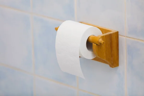 Tuvalette Tuvalet Kağıdı Tuvaletteki Ahşap Tutacakta Yuvarlanıyor — Stok fotoğraf