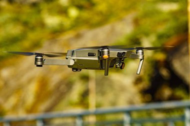 Drone doğaya karşı uçan, fotoğraf ve video çekmek