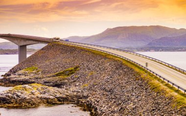 Dünyaca ünlü Atlantik karayolu köprüsü Norveç Avrupa 'sında. Norveç ulusal manzara rotası. Turist eğlencesi.