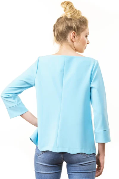 Erwachsene Frau Präsentiert Ihr Legeres Schönes Outfit Langärmeliges Blaues Oberteil — Stockfoto