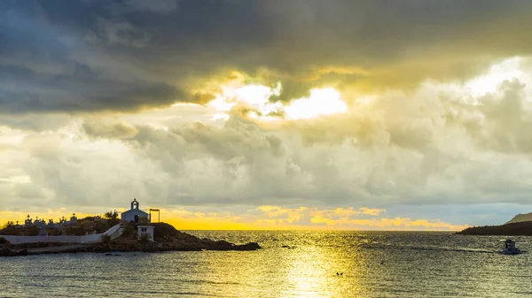 Fırtınalı havada Monemvasia yakınlarında Agios Fokas, karanlık bulutlar bulutlu gökyüzü, gün doğumu. Laconia bölgesinde deniz kıyısında küçük bir mezarlık Moreloponese