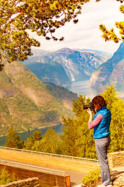 Mujer Turística Sobre Mirador Stegastein Tomando Con Cámara Viaje Foto — Foto de Stock