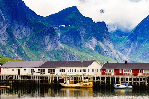 Naturskön Fjordlandskap Med Fiskeby Kust Med Skarpa Höga Bergstoppar Lofoten — Stockfoto