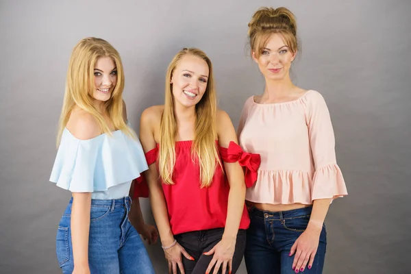 Felices Amigas Positivas Divirtiéndose Disfrutando Tiempo Libre Femenino Concepto Amistad — Foto de Stock