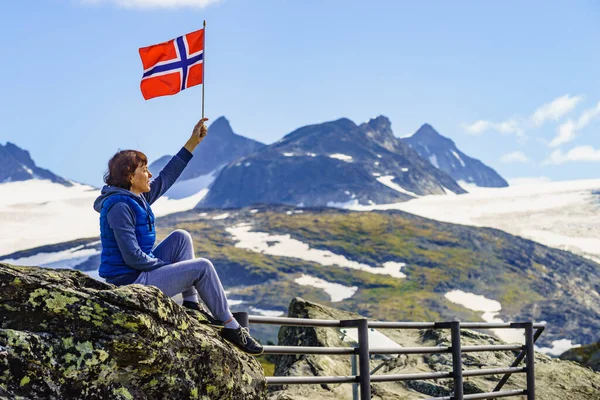 Turist Kadın Dağların Manzarasını Seviyor Elinde Norveç Bayrağı Var Ulusal — Stok fotoğraf