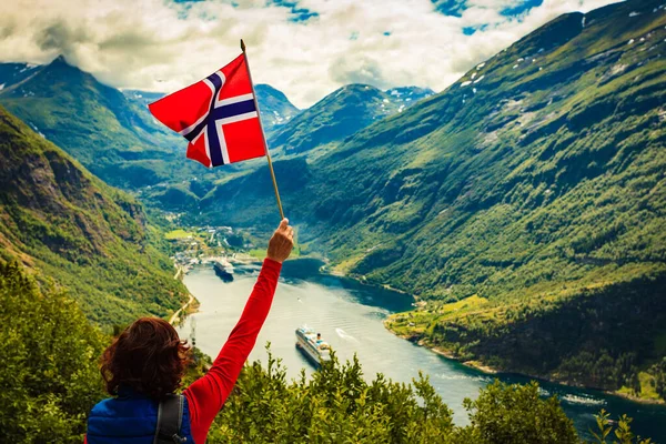 Turista Donna Con Bandiera Norvegese Gode Una Vista Panoramica Sul — Foto Stock