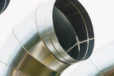 Metal boruyu, olukları, vantilatörü, araba egzozunu kapatın. Makine tarımsal ayrıntılar kavramı.