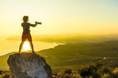 İspanya 'nın kıyı manzarasından fotoğraf çeken kadın turist Mesa Roldán, Endülüs İspanya. Cabo de Gata Doğal Parkı.