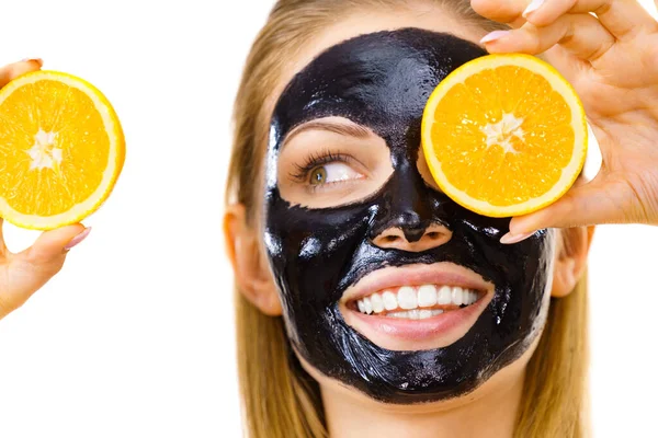 Wanita Dengan Carbo Detox Masker Kulit Hitam Wajah Memegang Buah — Stok Foto