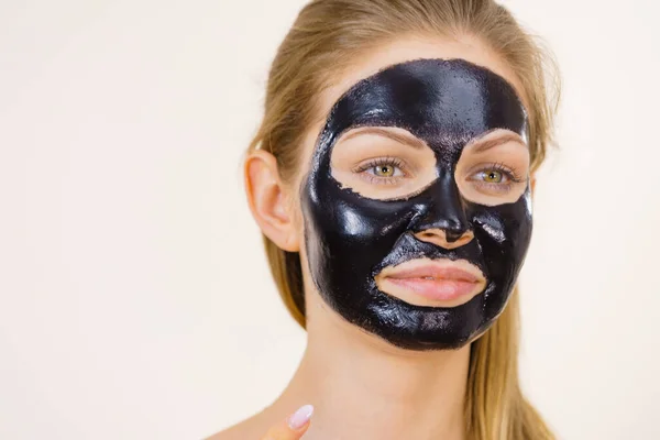Ung Kvinna Med Carbo Detox Svart Peel Mask Ansiktet Vitt — Stockfoto