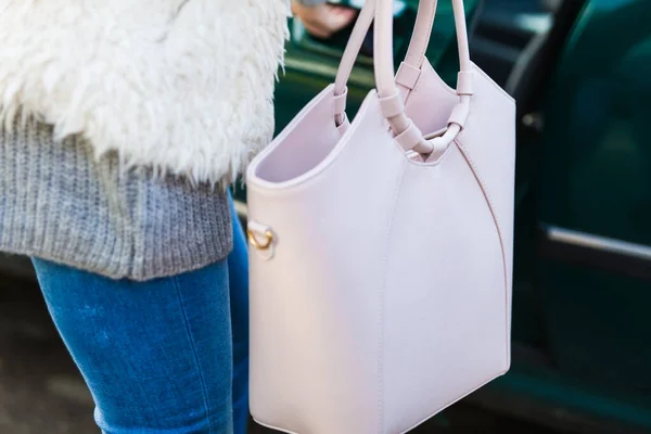 かなり大きなピンクの美しいバッグ 秋の衣装アクセサリーの詳細コンセプトを保持する人 — ストック写真