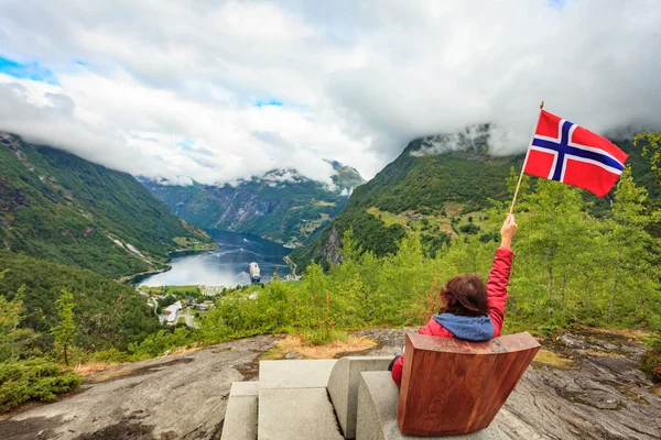 Concepto Aventura Viaje Turista Femenina Disfrutando Vista Sobre Geirangerfjord Desde — Foto de Stock