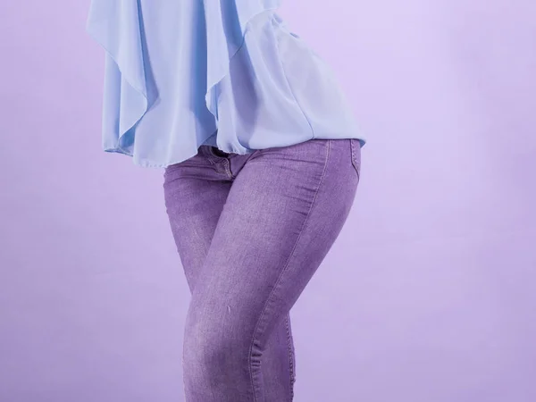 Kobieta Obcisłych Dżinsach Niebieskiej Koszuli Pokazująca Swoje Wspaniałe Kształty Ciała — Zdjęcie stockowe