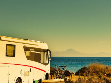 Kamp aracı, İspanya 'da deniz kıyısında eğlence aracı. Doğa plajında kamp yapmak. Tatillerde ve karavanda seyahat ederken.