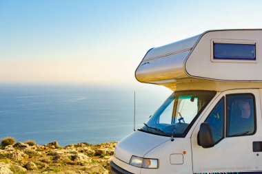 Karavan kıyıda, Mesa Roldan konumu, Cabo de Gata Nijar Doğal Parkı, Endülüs İspanya. Ziyaret için ilginç bir yer..