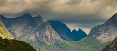 Fiyort manzarası. Keskin dağ zirveleri olan sahil doğası, Kuzey Norveç 'teki Lofoten adaları. Seyahat hedefi.