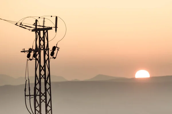 海岸有输电塔 输电线 高压塔 西班牙的日落景观 — 图库照片