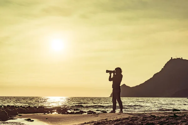 Touristin Mit Kamera Beim Fotografieren Strand Von Monsul Bei Sonnenuntergang — Stockfoto