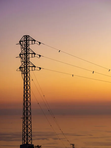 海岸有输电塔 输电线 高压塔 日落景观 — 图库照片