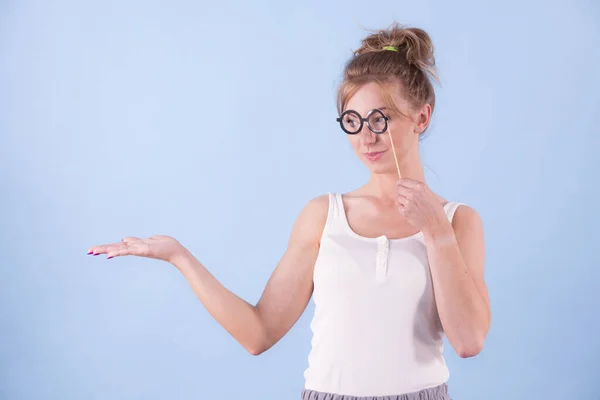 Elegantní Mladá Žena Předstírat Nosí Legrační Nerd Brýle Zobrazující Místa — Stock fotografie