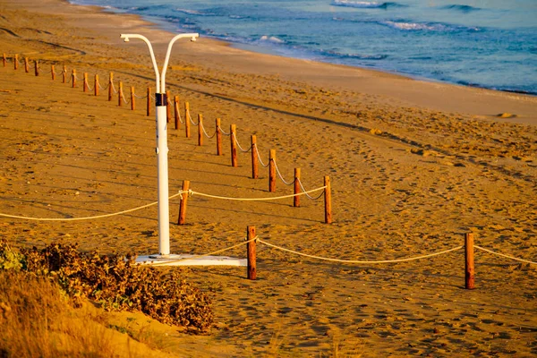 Chuveiro Praia Areia Água Mar Fundo — Fotografia de Stock