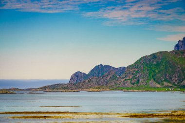 Andoya adasında deniz manzarası. Nordmela köyü yakınlarındaki kayalık kıyı şeridi, Vesteralen takımadası, Nordland Bölgesi Norveç.