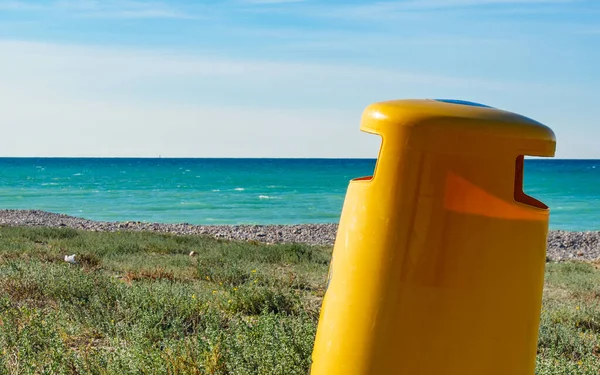 Küstenlandschaft Spanische Küste Mit Gelben Mülltonnen Oder Mülltonnen Den Strand — Stockfoto