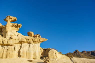 Büyülü şehir Bolnuevo, sarı kumtaşı oluşumlarını aşındırdı, Murcia İspanya. Turist eğlencesi.