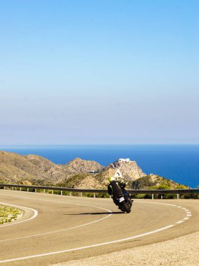 Yolda motosikletle İspanyol sahili manzarası. Granatilla Carboneras bakış açısı, Cabo de Gata Park, Almerya vilayeti, İspanya.