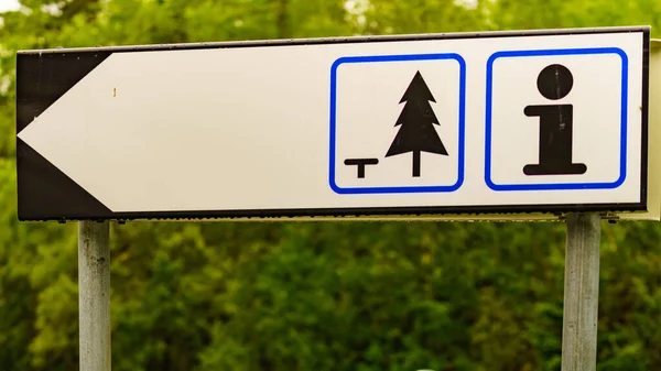 休憩エリアと観光情報はノルウェーの自然を屋外にサイン — ストック写真