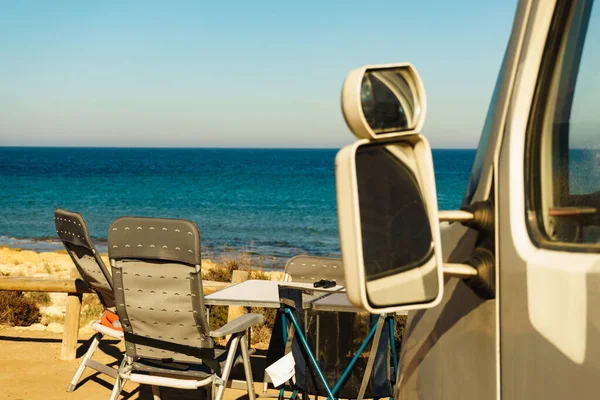 Kamp Arabası Spanyol Deniz Kıyısında Sandalyeli Turist Masası Deniz Kenarında — Stok fotoğraf