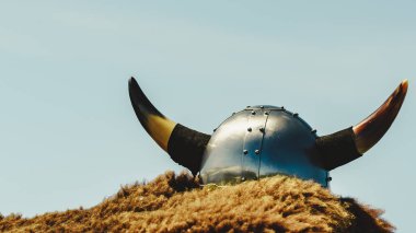 Norveç, mavi gökyüzüne karşı Viking miğferi ve kahverengi kürk. Turizm ve seyahat kavramı