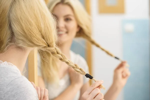 Genç Güzel Sarışın Kadın Saç Modelini Yapıyor Örgü Örüyor Güzel — Stok fotoğraf