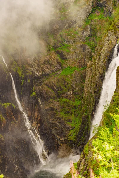 Voringsfossen瀑布 绿色夏季山脉 Mabodalen峡谷挪威 National Tourist Hardanger Vidda Route Touristroad Rv7 — 图库照片