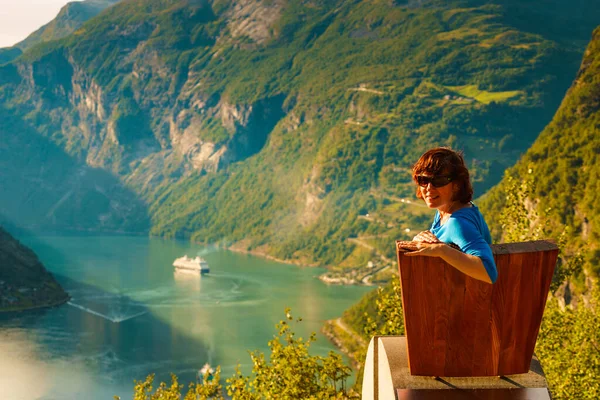 Vacaciones Turísticas Viajes Turista Femenina Disfrutando Vista Sobre Geirangerfjord Desde — Foto de Stock