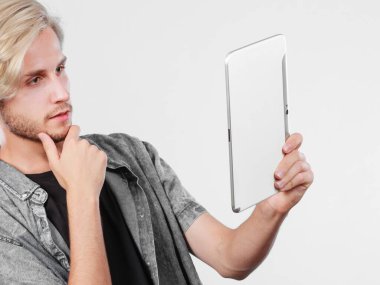 Eğitim sosyal medyası. Modern teknoloji internet kavramı. Tablet bilgisayar kullanan şık, yakışıklı bir genç.