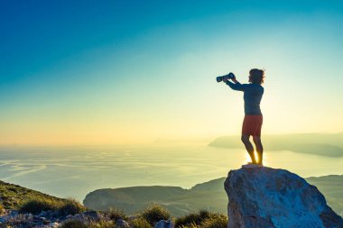 İspanya 'nın kıyı manzarasından fotoğraf çeken kadın turist Mesa Roldán, Endülüs İspanya. Cabo de Gata Doğal Parkı.