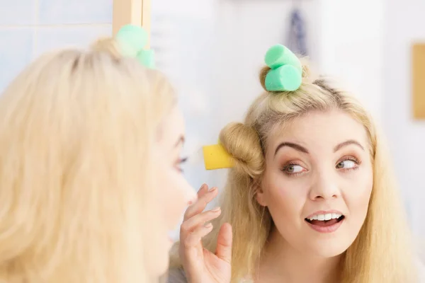 Mulher Loira Usando Rolos Cabelo Para Criar Penteado Bonito Seu — Fotografia de Stock