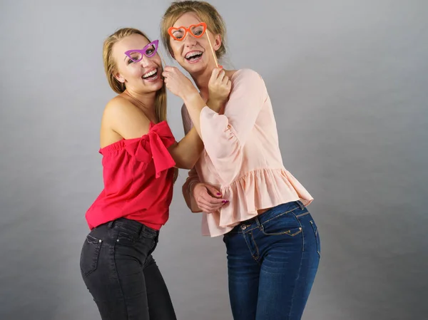 Feliz Duas Mulheres Segurando Decoração Papel Óculos Máscara Cabine Fotos — Fotografia de Stock
