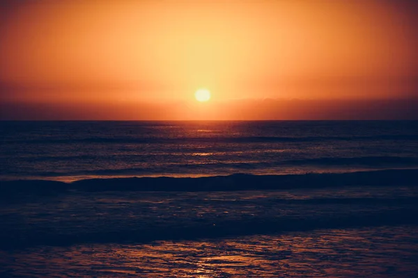 Sol Nascente Sobre Superfície Mar Paisagem Costeira Costeira — Fotografia de Stock