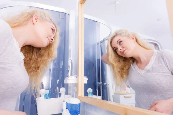 Счастливая Блондинка Ванной Время Утренней Рутины Смотрит Себя Зеркало — стоковое фото