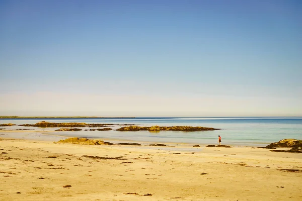 Turist Kadın Deniz Kıyısında Yürürken Dinleniyor Gimsoya Adası Kıyıları Gimsoya — Stok fotoğraf