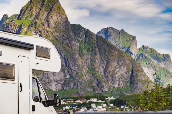 夏にライン村 ロフトテンノルウェーとキャンパー車のモーターホームとフィヨルドの風景 自然の中でキャンプ キャラバンでの休暇と旅行 — ストック写真