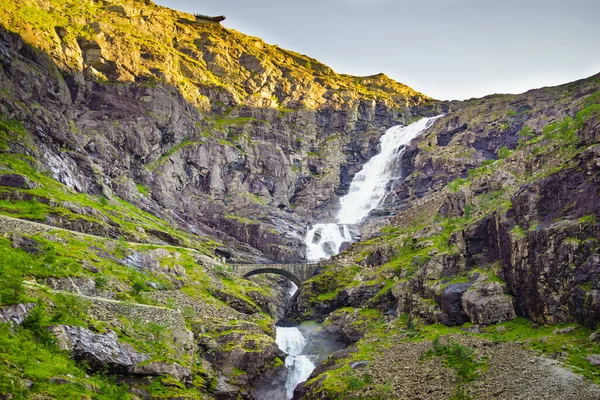 Trolls Path Trollstigen Naturskön Fjällväg Norge Europa Utsiktsplattform Över Vattenfall — Stockfoto