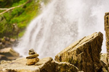 Dağlar kayalık manzara. Taş yığını ve şelale, Norveç doğa