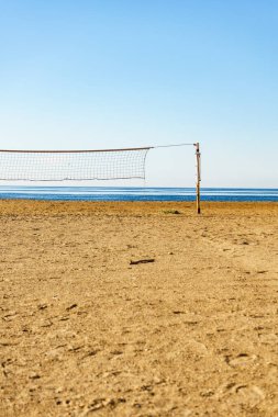 Voleybol yaz sporu ekipmanları. Açık kumsalda ağ örgüsü var. Etkin yaşam biçimi.