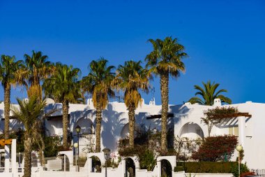 İspanyol tatil köyü beyaz binaları. Endülüs 'teki Mojacar köyü, Almerya kıyısı, İspanya