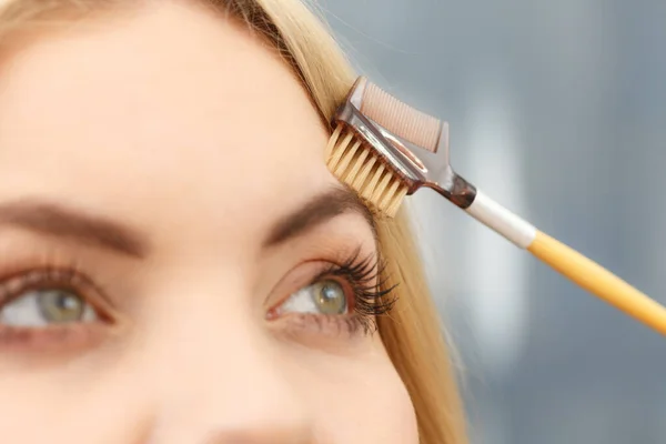 Primer Plano Mujer Haciendo Maquillaje Preparación Las Cejas Con Cepillo — Foto de Stock